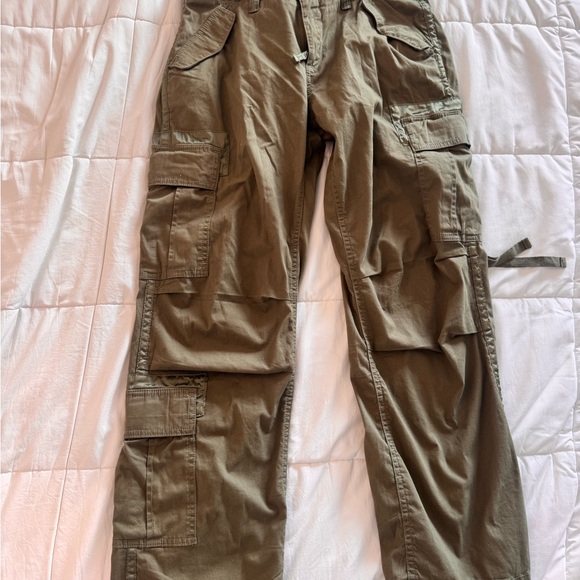 Abercrombie low rise cargo pants with silky detailing- size 28 - Picture 2 of 6